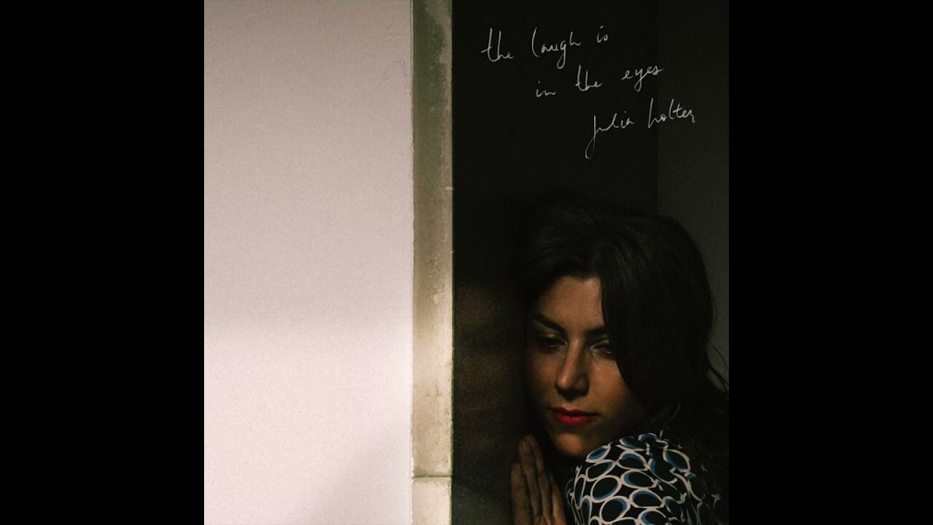 Julia Holter: The Laugh Is In The Eyes – Un Voyage&nbsp;Musical