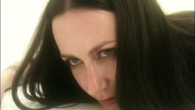 Iris Caltwait Lançe « Serpentine » : Un Voyage Musical&nbsp;Envoûtant