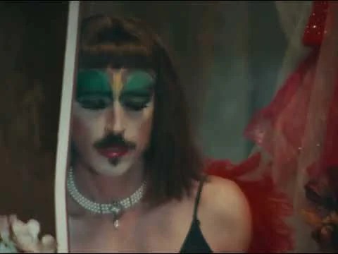 Rosie Lowe réinvente « Blue Christmas » avec&nbsp;élégance