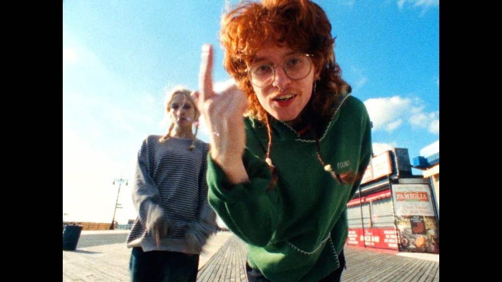 Cavetown et Chloe Moriondo dévoile&nbsp;Sailboat