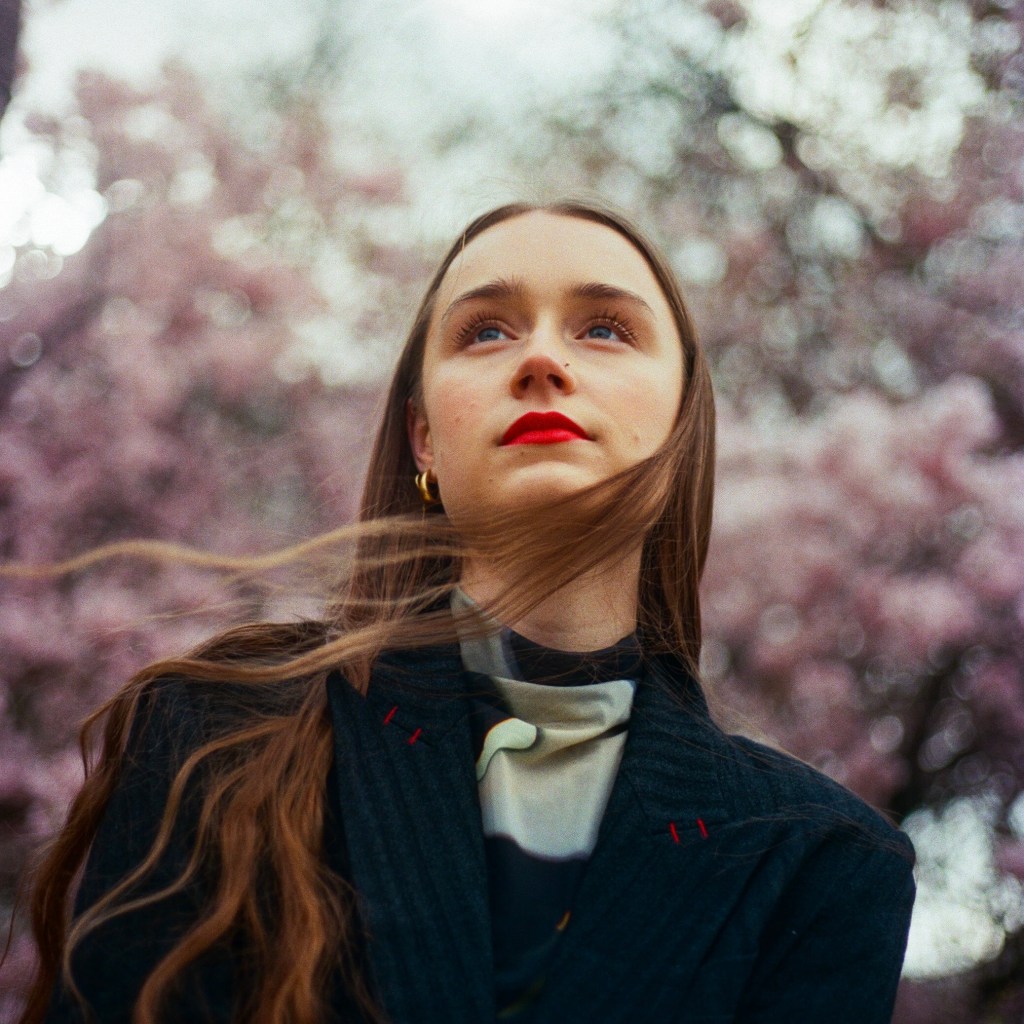 Ella Lewis dévoile un nouveau&nbsp;single