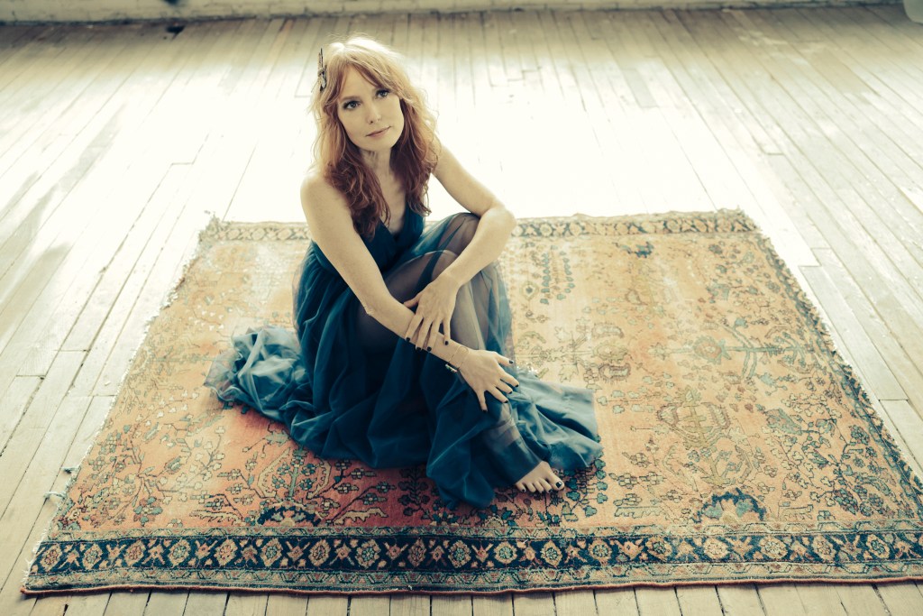 [ xx Questions à] Alicia Witt répond à nos questions sur Between Heaven & Earth et son hommage à David&nbsp;Lynch