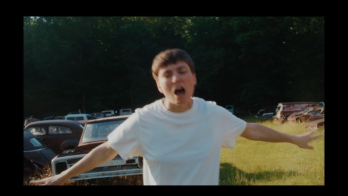 Eliza Edens dévoile « Hot & Mean » et son clip tourné à Prospect&nbsp;Park