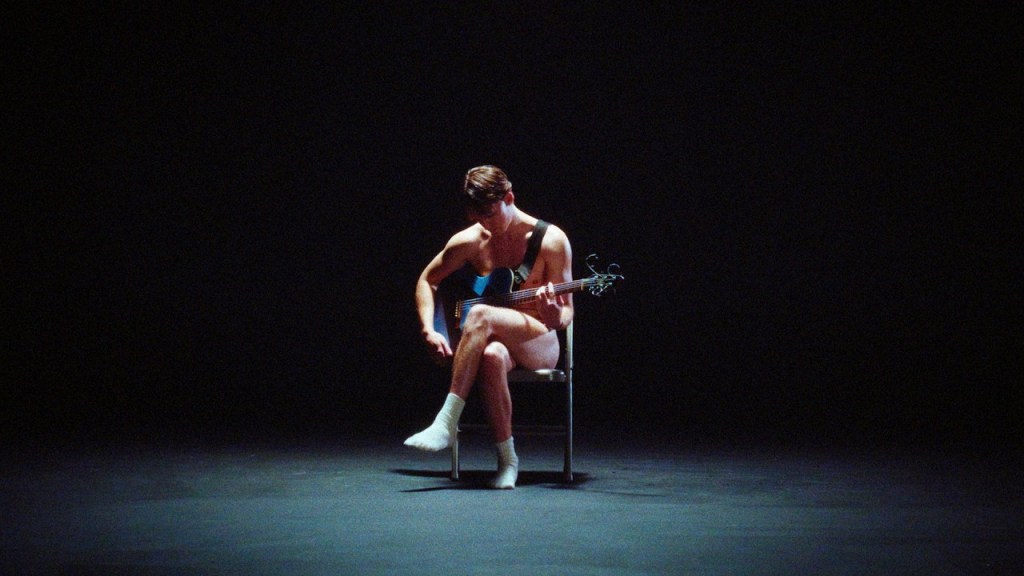 Gus Dapperton annonce 4 Dear Life et dévoile « Queen&nbsp;»