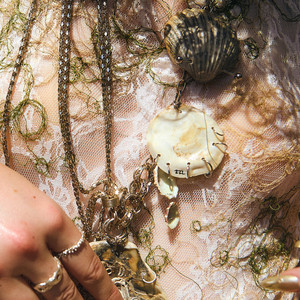 Sarah Crean dévoile Heirloom et le clip de « Calypso »