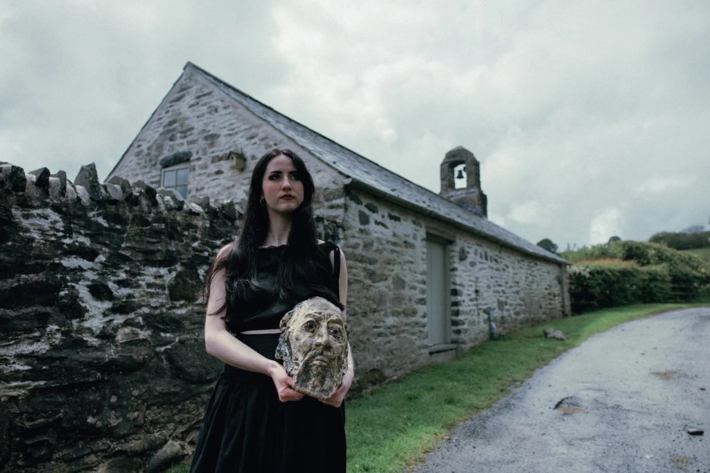 Toria Wooff annonce Aleister et dévoile « The Morrigan »