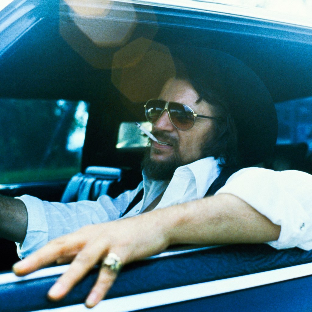 Waylon Jennings présente « Same Old Blues » avec Jessi&nbsp;Colter