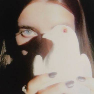 Emma Ogier annonce Fly 1111 et dévoile « Hands Tied »