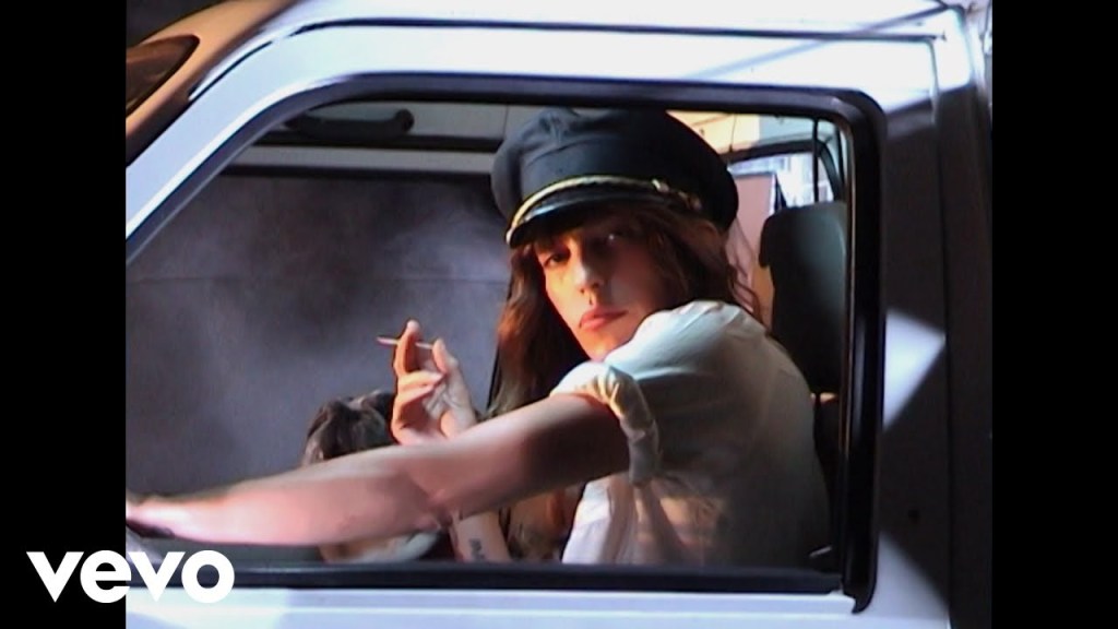 Lou Doillon revient avec « I Try My Best », son premier single en sept ans